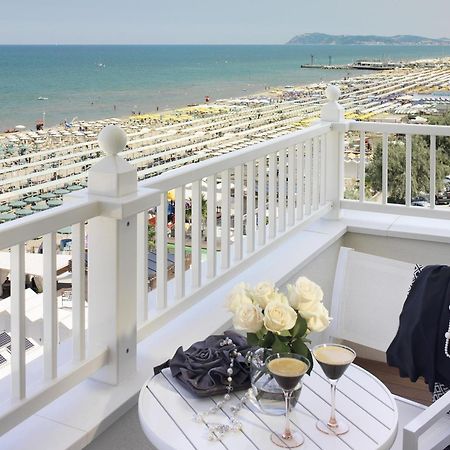 Hotel Tiffany'S Riccione Exterior foto