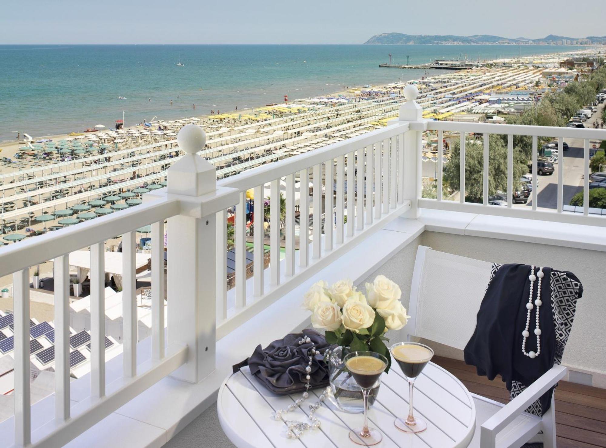 Hotel Tiffany'S Riccione Exterior foto